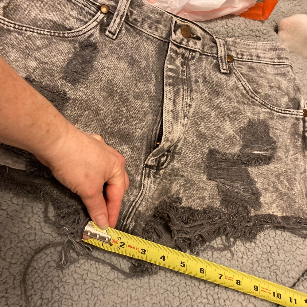 Wrangler Shorts - distressed gray 100% cotton - vintage - size 33x30 - Picture 5 of 7